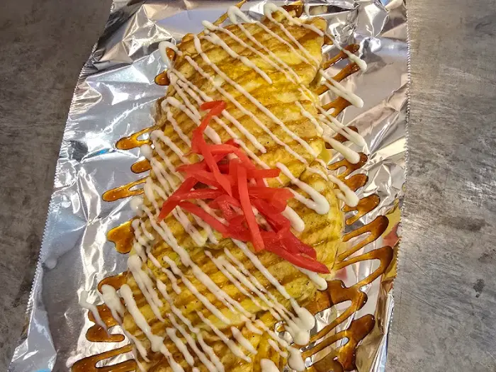 마요네즈와 소스가 뿌려진 오코노미야끼