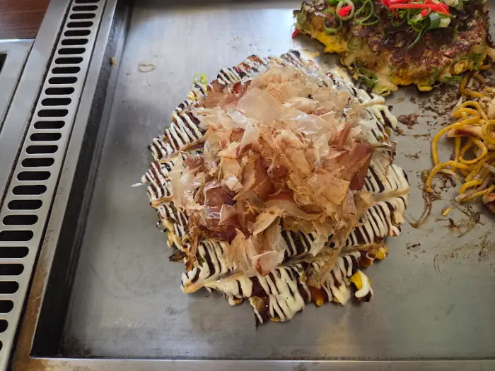 가쓰오부시가 듬뿍 올라간 오코노미야끼