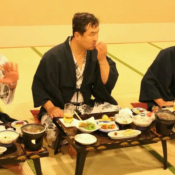 음식을 앞에 두고 먹고 있는 사람의 모습