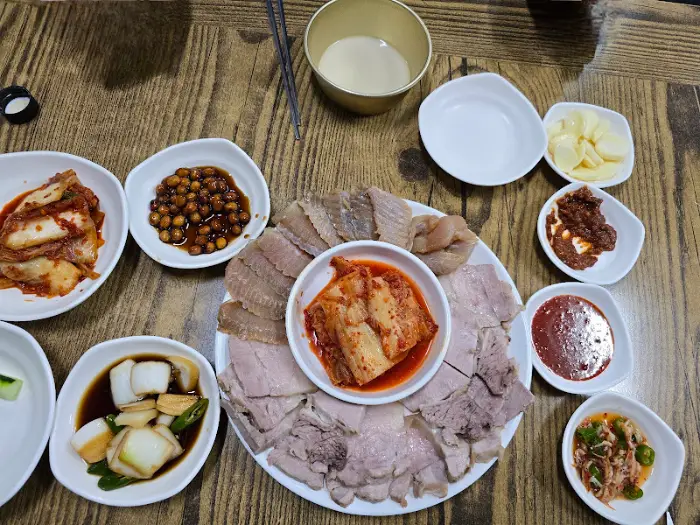 테이블 위에 놓인 다양한 반찬과 메인 요리가 담긴 모습