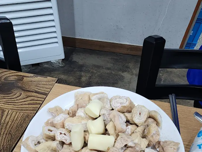 접시에 담긴 푸짐한 막창과 곁들임 재료