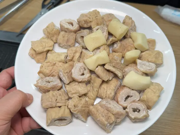 한 손에 쥔 막창을 가위로 자르는 모습