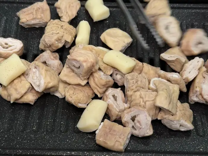 불판 위에서 노릇하게 익어가는 막창