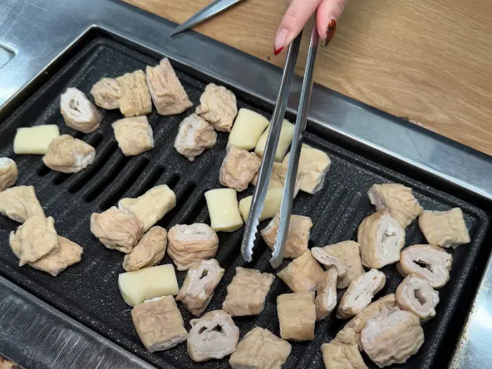 불판 위에 올려져 구워지는 막창과 젓가락