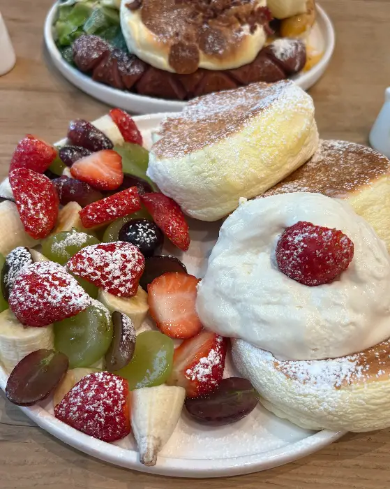 다양한 과일이 듬뿍 올라간 젠젠 수플레 팬케이크. 퐁신한 식감을 자랑한다.