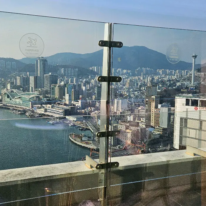 카페 내부와 창밖 풍경