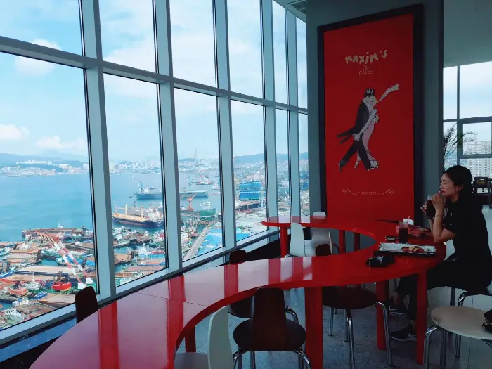 창가 자리에서 바라보는 부산항 풍경