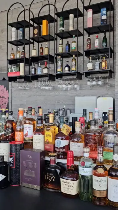 다양한 위스키 병이 진열된 바