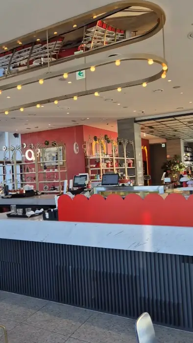 카페 내부의 인테리어와 조명