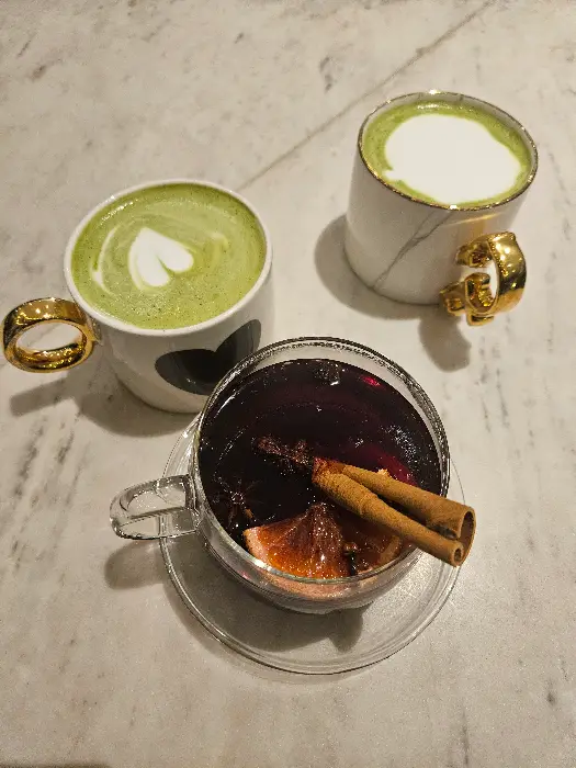 세 잔의 커피와 디저트