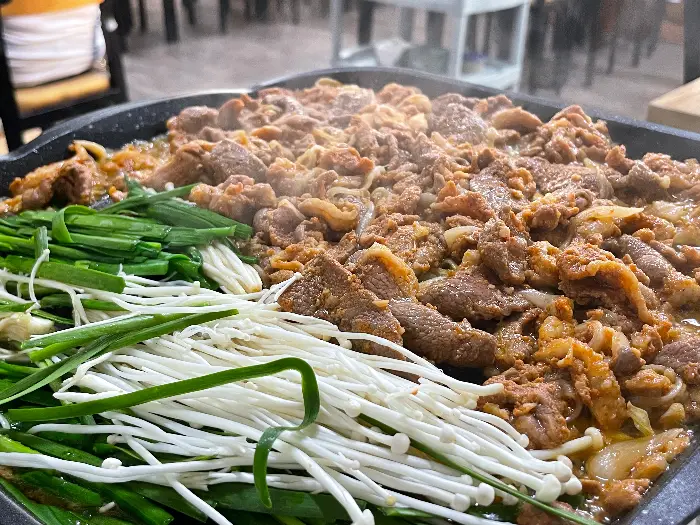 사장님이 직접 볶아주는 오리불고기