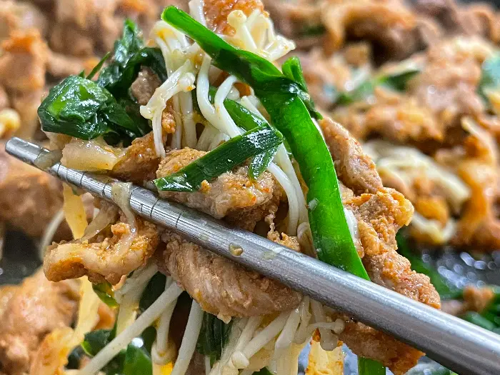 오리불고기를 쌈 싸 먹는 모습