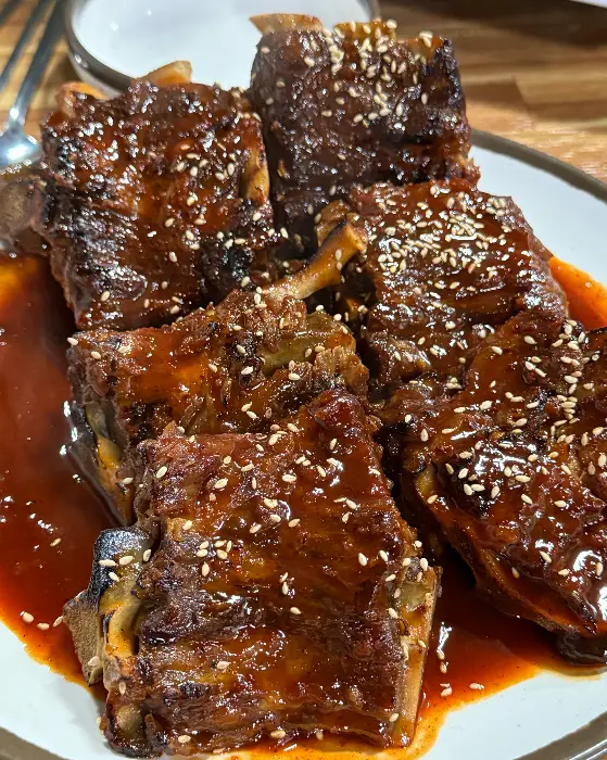 접시에 가득 담긴 양념 뼈구이