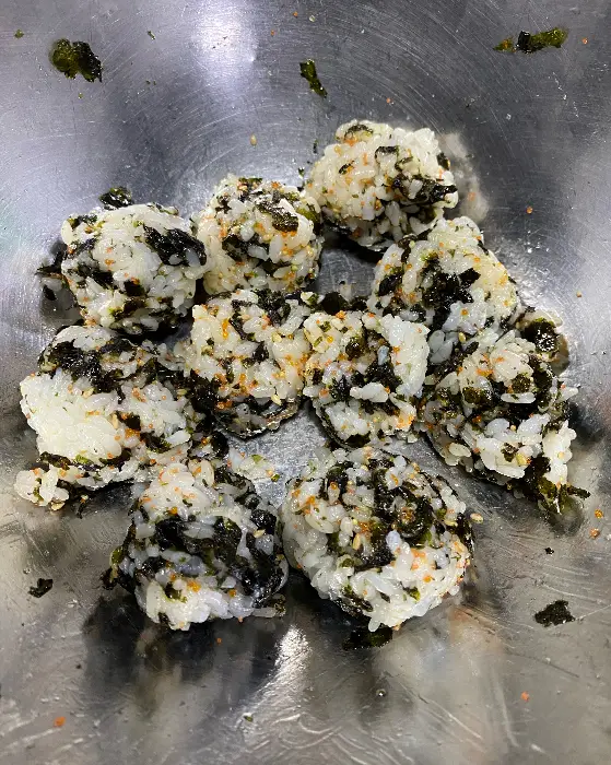 둥글게 빚어진 날치알 주먹밥