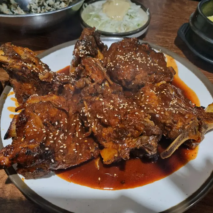 뼈구이 소스에 비벼 먹는 양푼 주먹밥