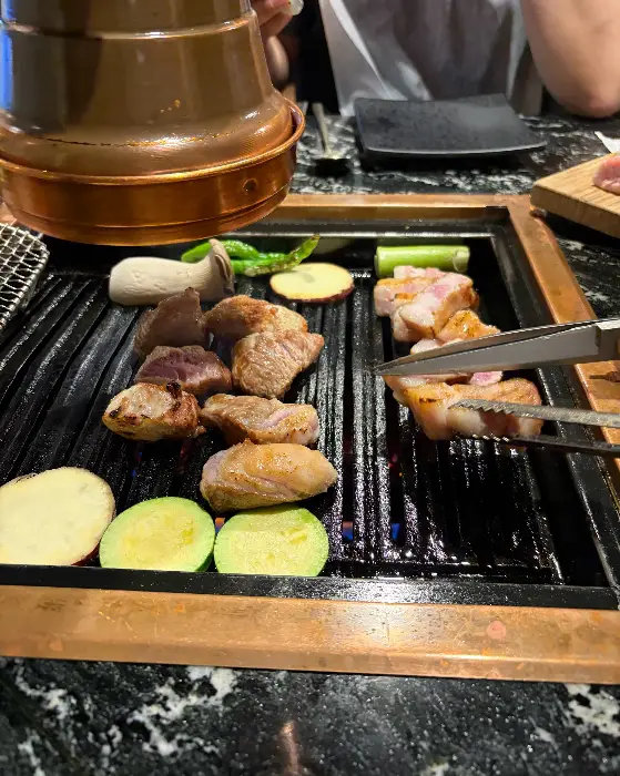 잘 구워진 고기 한 점을 접시에 담는 모습