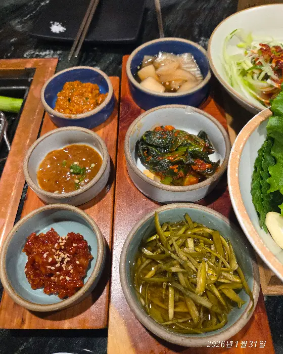 다양한 종류의 밑반찬이 담긴 작은 그릇들