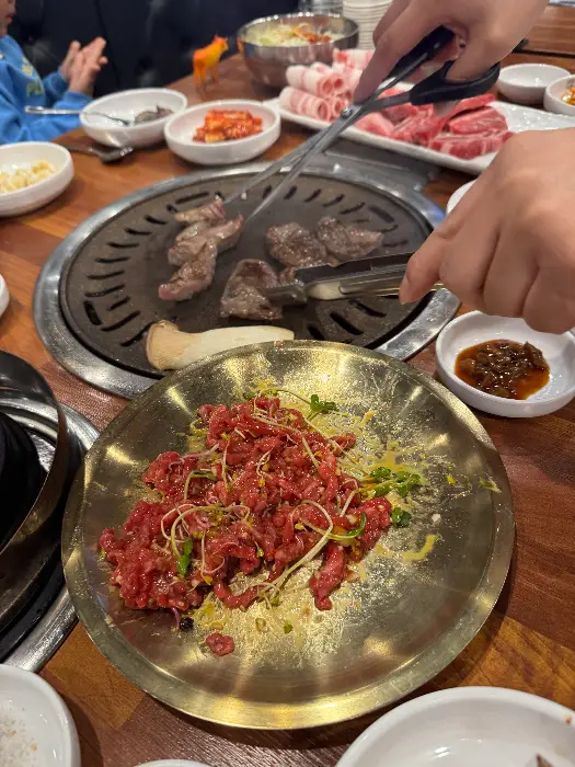 김이 모락모락 나는 뚝배기 된장찌개