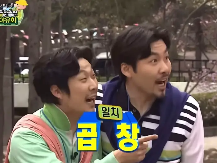 푸짐한 소고기와 쌀국수 면이 담긴 쌀국수 그릇