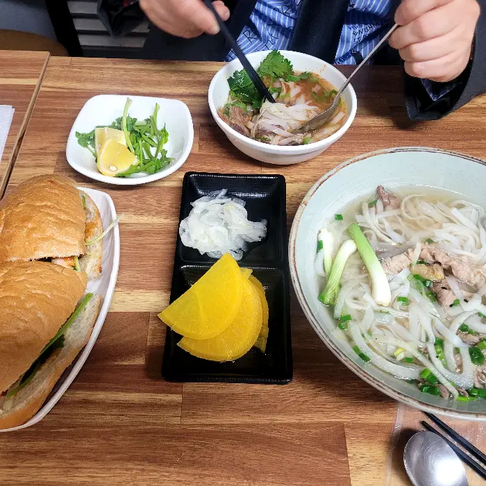 다양한 베트남 음식 메뉴가 차려진 테이블