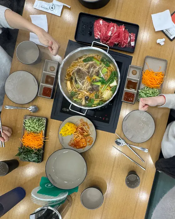 신선한 재료들이 준비된 샤브샤브 냄비