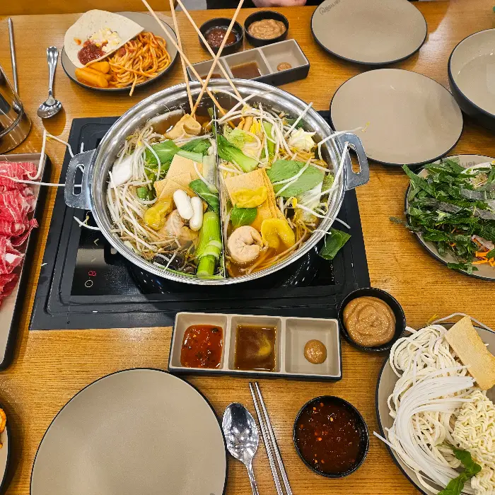 다양한 재료가 담긴 샤브샤브 냄비