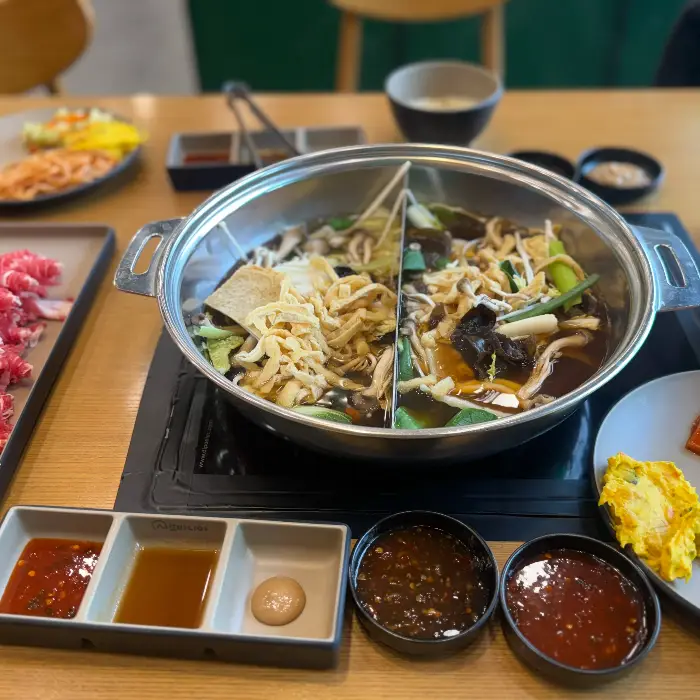 반반 육수로 즐기는 샤브샤브