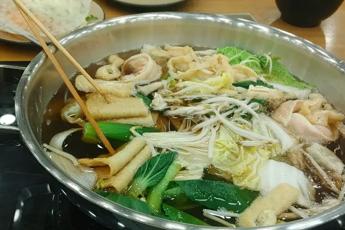 다양한 재료가 끓고 있는 샤브샤브 냄비