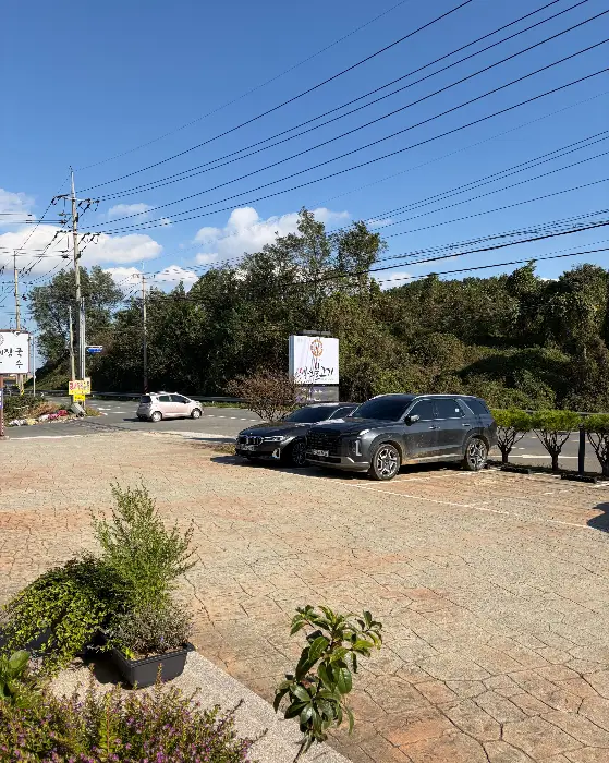 식당 앞 주차 공간