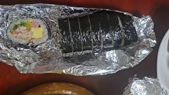 호일로 감싸진 김밥