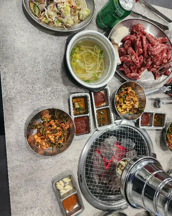 테이블 위 음식 항공샷