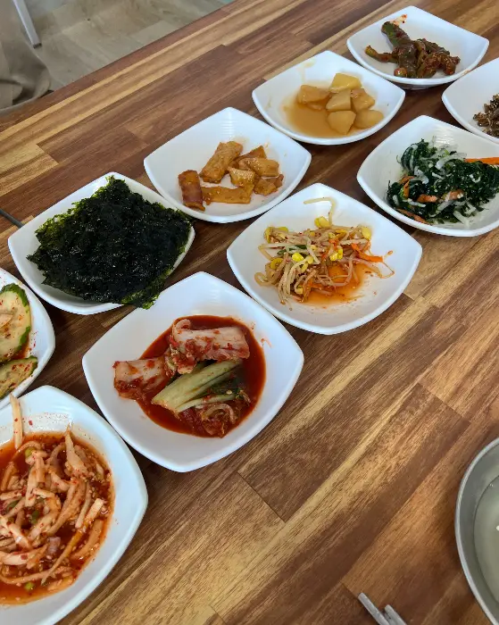 다채로운 밑반찬들