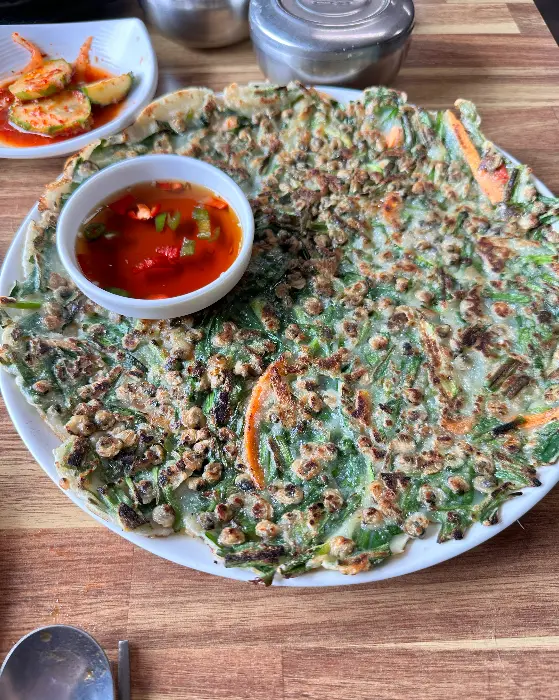 바삭하게 부쳐진 재첩전