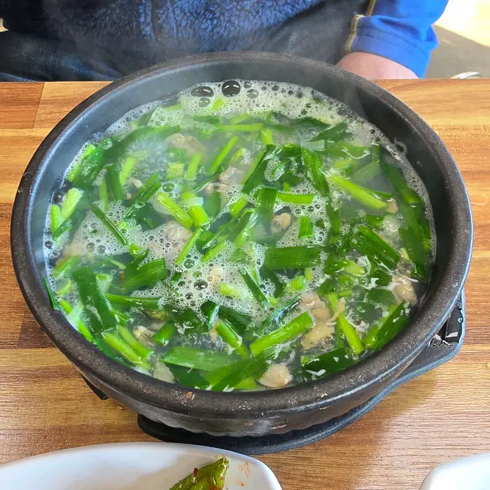 김이 모락모락 나는 재첩수제비