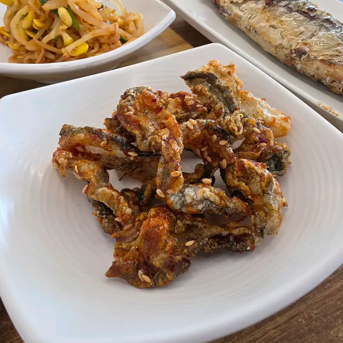 재첩이 듬뿍 들어간 튀김 메뉴