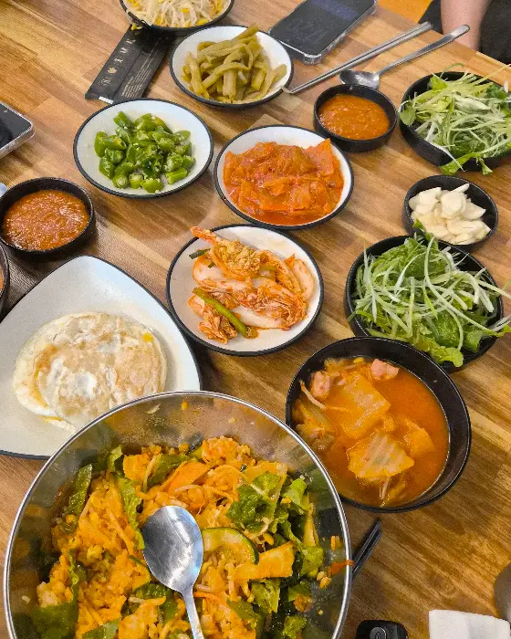 두툼한 고기가 들어간 김치찌개