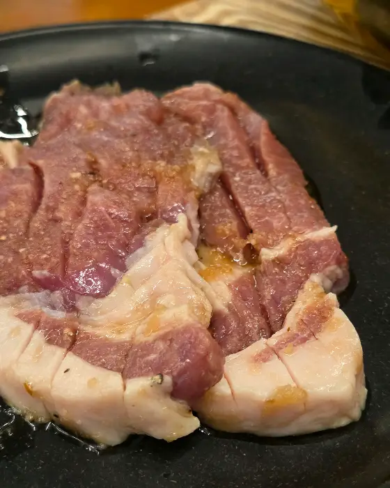 먹음직스럽게 구워진 삼겹살의 단면