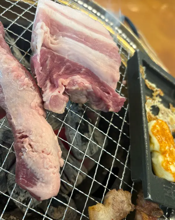 구워지고 있는 삼겹살과 치즈