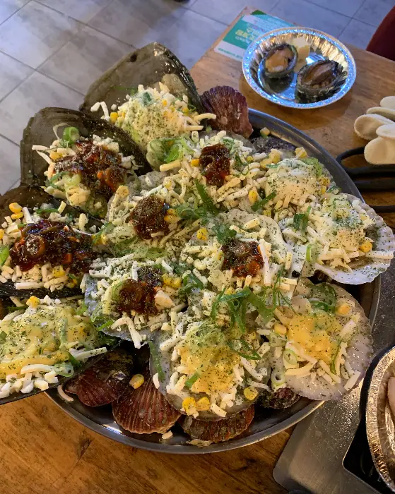 푸짐하게 차려진 조개구이와 각종 해산물