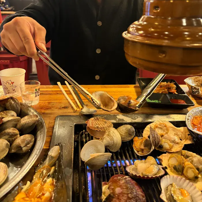 조개구이를 집는 집게와 젓가락