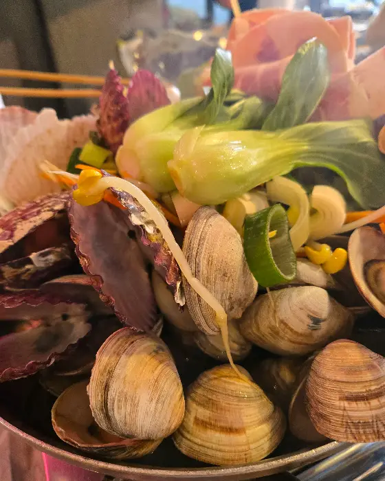 다양한 종류의 조개와 채소가 함께 준비된 모습