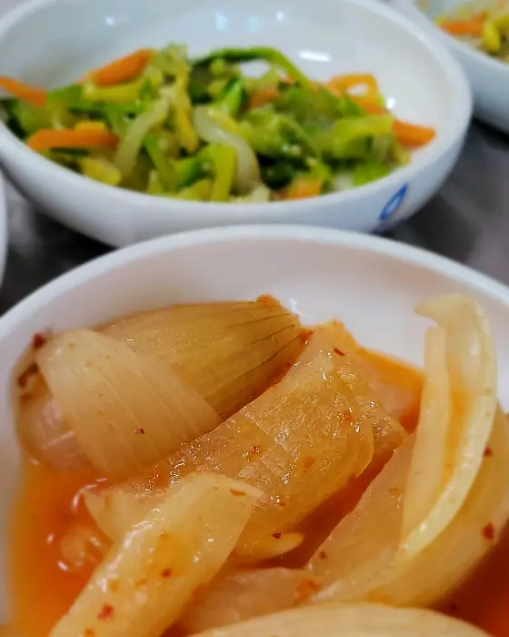 색색의 채소와 신선한 회가 듬뿍 담긴 회덮밥