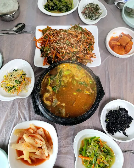 장어탕과 여러 밑반찬이 푸짐하게 차려진 식탁 모습