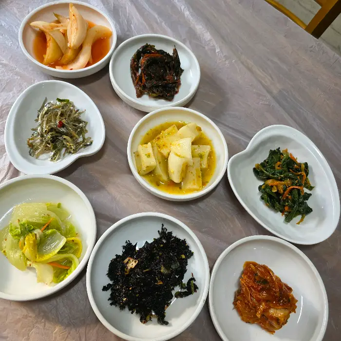 다양한 종류의 밑반찬들 클로즈업 사진