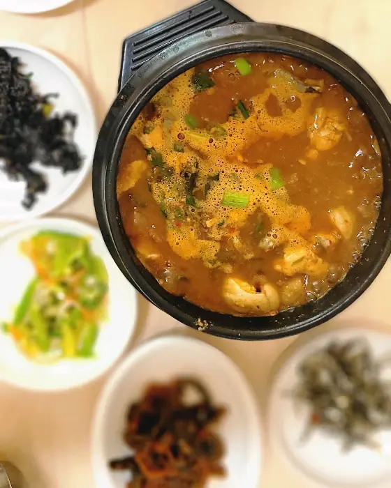 장어탕 뚝배기 위로 보이는 넉넉한 장어 조각들