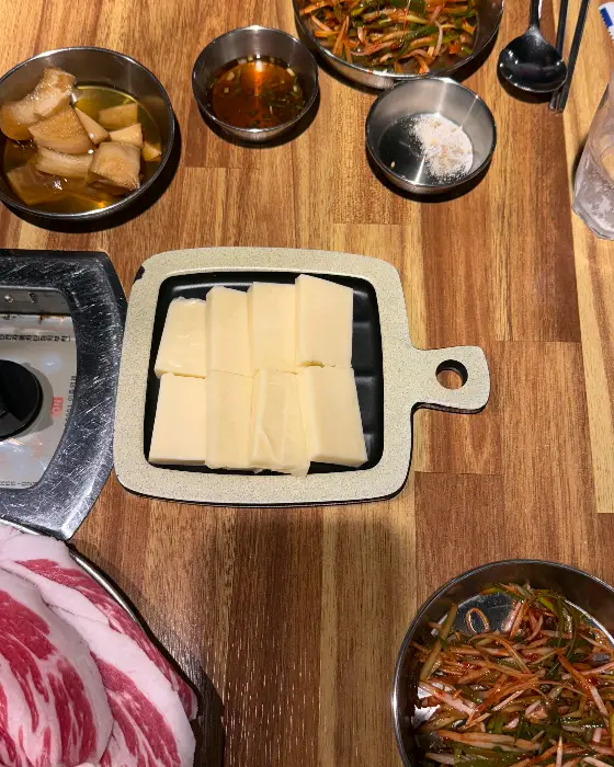 밑반찬과 치즈