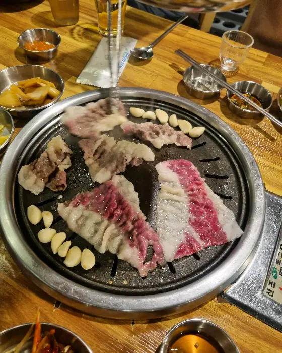 불판 위 차돌박이