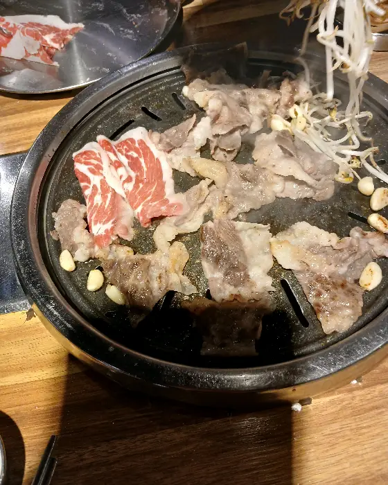 익어가는 차돌박이와 콩나물