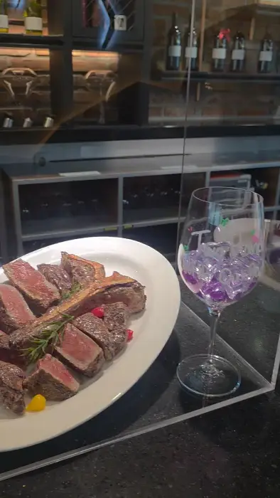 먹기 좋게 썰린 스테이크