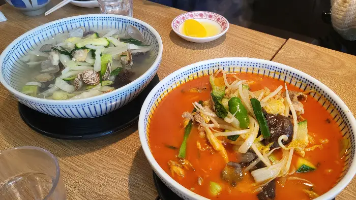 테이블에 놓인 음료 잔들